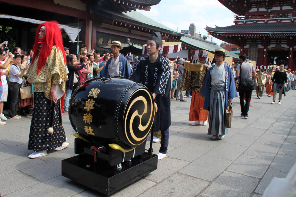 三社祭　頭 三社祭 大行列 お囃子屋台・鳶頭木遣り・びんざさら舞・白鷺の舞 行列 浅草の町を歩く