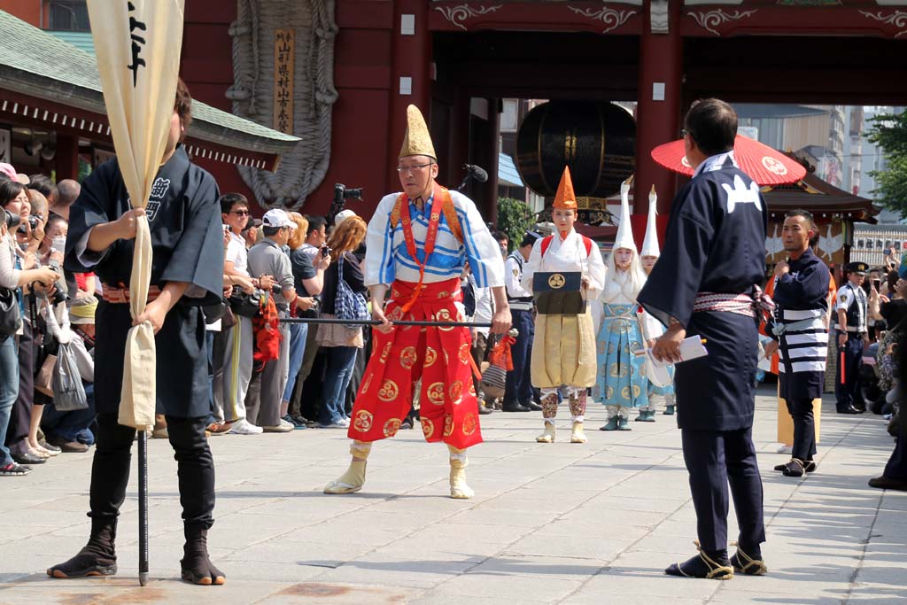 三社祭　頭 三社祭 大行列 お囃子屋台・鳶頭木遣り・びんざさら舞・白鷺の舞 行列 浅草の町を歩く